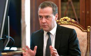 Медведев объявил о нехватке миллиона чиновников