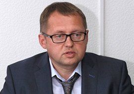 Игорь Сологуб, генеральный директор ФПК «Фонд капитального ремонта многоквартирных домов Приморского края». Родился на Украине, в семь лет переехал во Владивосток. Окончил ДВПИ по специальности «промышленное гражданское строительство». Трудовую деятельность начал в тресте «Подземстрой», после занимался строительным бизнесом. В 2008 г. возглавил отделение № 1 БТИ г. Владивостока, затем был назначен заместителем директора Ростехинвентаризации по Приморскому краю. В 2012 г. стал заместителем директора департамента градостроительства Приморского края. С февраля 2014 г. возглавляет ФПК «Фонд капитального ремонта многоквартирных домов Приморского края». |  «Разве у нас есть выбор?»