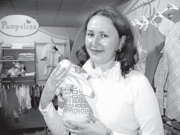 Светлана Воронкина. Место рождения: г. Йошкар-Ола. Образование: Владивостокский государственный технологический институт (1993), специальность "инженер-конструктор швейных изделий". Карьера: с 1997 г. - директор магазина детской одежды Sanetta, с 2001 г. - еще и директор магазина Pampolina. Состав семьи: муж, две дочери 9 и 2,5 лет. Хобби: чтение художественной и специальной литературы, путешествия. Любимая марка детской одежды: Pampolina. Любимая детская телепередача: сериал "Улица Сезам". Авторитет в детском воспитании: муж. Главное личное достоинство: искренность, трудолюбие. Главный недостаток: трудность в принятии решений. Фото из личного архива героя публикации |  «Стоимость неевропейской одежды в городских магазинах неоправданно завышенная»