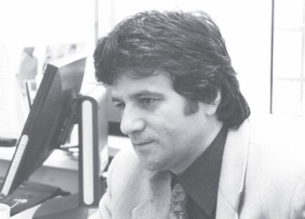 Мауро Джанванни, 46 лет. Место рождения: Рим. Образование: архитектурный институт. Карьера: занимался строительным, торговым бизнесом в Италии и России. В настоящее время - директор сети заведений "Мауро Джанванни" (итальянские ресторан и кафе) во Владивостоке. Любимые виды отдыха: морская рыбалка, охота, общение с любимой работой. Фото: Александр Борисенко |  «Все зависит от руководителя: знаю, как должно быть, как я хочу»