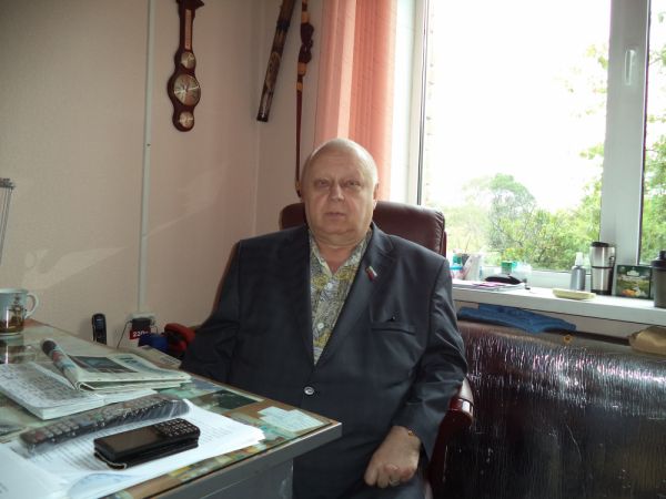 Валентин Гутиков, учредитель ООО «ДВР ЗИП». Родился 12 сентября 1954 г. в с. Мурюк Кемеровской области, окончил 48-ю школу во Владивостоке в 1969 г., ГПТУ № 10 по специальности «слесарь строительных машин» — в 1971 г., заочно — механический факультет ДВИМУ, Институт патентоведения. Служил в рядах СА — 1973–75 гг., затем работал на различных предприятиях, с 1994 г. — на Заводе измерительных приборов.  Фото: К. Сергеев |  «Жизнь прожить — не поле перейти»