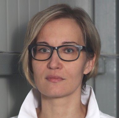 Татьяна Липатова, координатор проектов ТРК «Приморское кольцо». Во Владивосток прибыла в 1977 г. Здесь же окончила среднюю школу №7. Первое высшее образование получала в ДВГУ, а затем в Дальрыбвтузе по специальности «водные биоресурсы и аквакультура». В 1996 г. закончила Международную бизнес-академию по специальности «менеджер-управляющий высшего звена барного и ресторанного дела, гостиничного и туристического бизнеса». В разные годы много работала в сегменте HoReCa, а также в области рекламы, пиара, кейтерингового обслуживания, событийного маркетинга, вела собственный бизнес. Открыла первый в столице Приморья салон татуировки и пирсинга «Адреналин», была управляющей клубами BSB и Outholl, с 2011 г. по 2017 г. — директор комплекса отдыха «Маяк». С 2017 г. по 2018 г. — операционный директор ТРК «ПримРинг», сегодня является координатором событийных и бизнес-проектов в сегменте HoReCa, в том числе таких, как дрифт-битва D1 Primring GP и Международный автосалон VIAS. Владеет английским языком. Воспитывает сына и дочь. фото: предоставила Т. Липатова |  «Я перестала быть «хорошей девочкой»