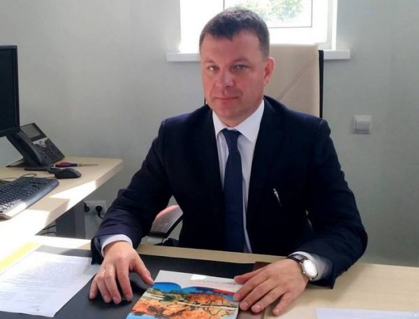 Дмитрий Ямщиков, директор АНО «Инвестиционное агентство Приморского края». Окончил Московский государственный университет имени Ломоносова, ЕМВА (квалификация «мастер делового администрирования»), В 2007 г. Ямщиков стал заместителем генерального директора ЗАО «Шинтоп-Инвест» (розничная торговля шинами, дисками, автотоварами), был генеральным директором АО «Шинтоп-Инвест». Управляющий НП «Современный бизнес — Приморью». Фото: предоставлено Д. Ямщиковым |  «Время «посиделок» на бюджетных средствах прошло»