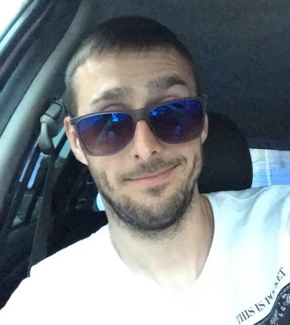 Александр Усенко, предприниматель. Родился во Владивостоке. Окончил ТГЭУ по специальности «маркетинг». В 2008?г. вместе с братом открыл пиццерию «Оки Доки». В 2009 г. основал собственный бизнес. Ежедневно ИП «Усенко» выпускает 10 тыс. товаров, его продукцию можно приобрести в 205 торговых точках города. Фото: предоставил А. Усенко |  «Если продавать пиццу по кусочкам, будет еще выгоднее»