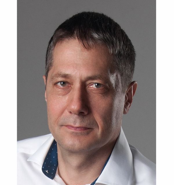 Александр Щербаков, депутат Законодательного собрания Приморского края по одномандатному округу № 4. Родился 12 марта 1965 г. во Владивостоке. В1988 г. — окончил ДВВИМУ им. Г. И. Невельского, судоводительский факультет. В 1988–1992 гг. работал помощником капитана на судах Дальневосточного морского пароходства. 1992–1999 гг. — работник судоходной компании «Корф», в которой прошел путь от супервайзера до заместителя генерального директора. С 1999 г. занимается собственным судоходным делом. В настоящее время является генеральным директором ООО «Золотая долина» и председателем координационного совета ООО «Востокфлот». Под управлением компании «Востокфлот» находятся 4 рефрижераторных судна, которые были в свое время освобождены из-под иностранных арестов и возвращены в страну. Является членом Владивостокского Морского cобрания, членом «Единой России», награжден медалью «За заслуги в развитии рыбного хозяйства России» 2 степени. фото: предоставил А. Щербаков |  «В политику я пришел состоявшимся человеком»
