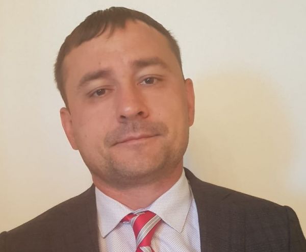 Владимир Флоря, председатель Контрольного комитета СРО «Альянс строителей Приморья». Родился в Читинской области. С отличием окончил Восточно-Сибирский институт МВД РФ, факультет пожарной безопасности, и Дальневосточный энергетический техникум, факультет «Строительство и эксплуатация зданий и сооружений», а также закончил обучение в Юридической школе ДВФУ по специальности «юриспруденция» с присвоением квалификация «юрист». Имеет специальное звание «капитан внутренней службы» и в сфере гражданской государственной службы классный чин — государственный советник Приморского края I класса. В 2000–2007 гг. работал в управлении государственной противопожарной службы УВД ПК, 2007–2018 гг. — в администрации Приморского края. В 2013 г. был назначен на должность заместителя руководителя Инспекции регионального строительного надзора и контроля в области долевого строительства. ФОТО: предоставил В. Флоря |  «На госслужбе тебя рассматривают в увеличительное стекло»