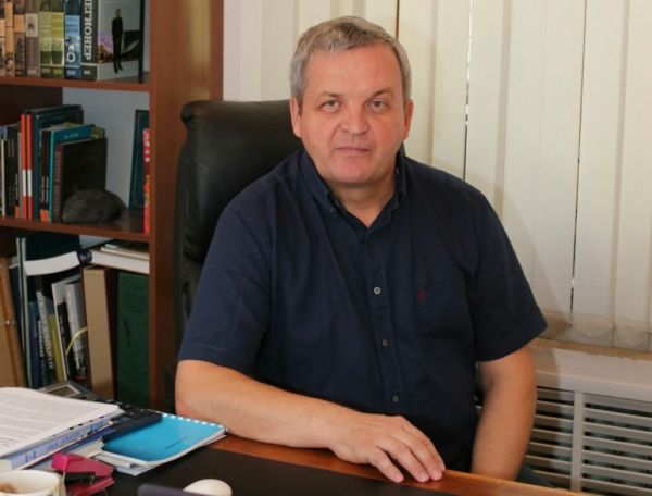 Александр Колесов, главный редактор тихоокеанского альманаха «Рубеж» (выходит с 1992 г.) и заведующий редакцией Дальневосточного одноименного издательства. Окончил факультет журналистики ДВГУ. Работал монтировщиком декораций в театре, спецкором в иркутской и омской газетах, на радиостанции «Тихий океан», в рыбопромысловых экспедициях в Охотском море, заведующим редакцией дальневосточного издательства. Автор-составитель 15-томной «Антологии литературы Дальнего Востока» и первой в России серии книг писателей дальневосточной российской эмиграции «Восточная ветвь» (2006 г.). Организатор Тихоокеанских творческих встреч (с 1998 г.). Лауреат премии имени Владимира Клавдиевича Арсеньева (2010 г.). Фото: предоставил А. Колесов |  «Мы живем на разных планетах со столичными коллегами»