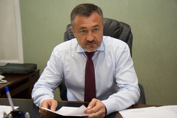 Виктор Пинский, депутат от Приморья, первый заместитель руководителя фракции «ЕДИНАЯ РОССИЯ» в Государственной думе, секретарь Федерации независимых профсоюзов России. Родился в г. Лида Гродненской области Белорусской ССР. Обучался в Военном Краснознаменном институте Министерства обороны СССР в Москве на юридическом факультете. Был судьей военного суда в Фокино, а также занимал различные руководящие должности в коммерческих структурах. Был депутатом двух созывов Законодательного собрания Приморья, в декабре 2011 г. избран депутатом Госдумы, в сентябре 2016 г. повторил успех. С декабря 2006 г. по 2015 г. возглавлял Федерацию профсоюзов Приморского края. Фото: А. Птахова |  «Если богатые не хотят социального взрыва, пусть платят»