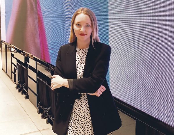 Анна Покунова, директор магазина Zara во Владивостоке. В 2011 г. окончила Институт массовых коммуникаций ДВГУ по специальности «PR и связи с общественностью». С 2006 г. работала продавцом-консультантом в магазине Mango, позже занимала должность директора. С 2013 г. является стор-директором Zara. Фото: предоставила А. Покунова |  «Руководители Zara, прилетев во Владивосток, остались в легком изумлении»