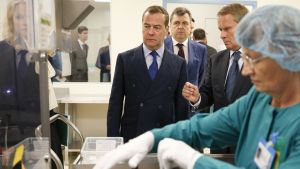 Медведев потребовал пересчитать доходы бедных