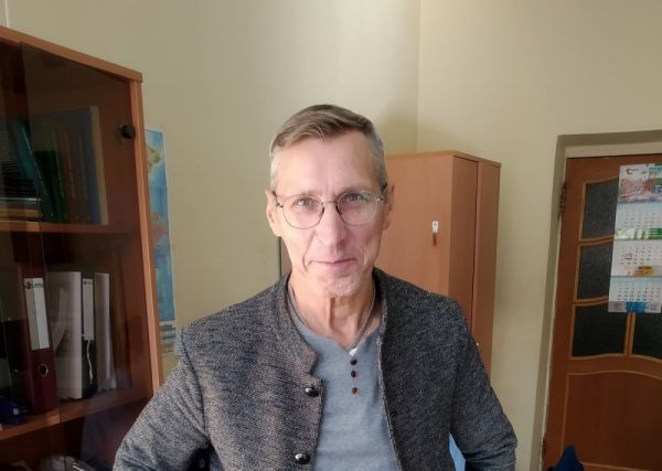 Сергей Песцов, доктор политических наук, кандидат философских наук, заведующий отделом международных отношений и региональной безопасности Института истории, археологии и этнографии народов Дальнего Востока ДВО РАН.  Родился 13 ноября 1954 г. в Омской области. Окончил Омский государственный университет по специальности «история» и очную аспирантуру философского факультета Ленинградского государственного университета им. А. А. Жданова. С 1987 г. работал в ДВГУ, Морском университете им. А. А. Невельского, ДВТУ и ДВФУ. фото: К. Сергеев |  «Пропагандистские усилия могут привести к обратным результатам»
