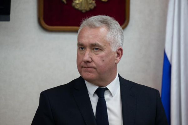 Виктор Храбров, начальник Главного управления Минюста России по Приморскому краю. Родился 2 августа 1966 г. в Новгороде. После обучения в Высшей следственной школе МВД СССР в г. Волгограде по специальности «правоведение», получив квалификацию «юрист», в 1991 г. вернулся в Новгород. С 1996 г. работает в области права, последние 20 лет — на руководящих должностях в системе Минюста России: с 1999 г. по 2002 г. — главный судебный пристав Новгородской области; с 2002 г. по 2004 г. — начальник Управления Минюста России по Новгородской области; с 2004 г. по 2008 г. — главный государственный регистратор Новгородской области; с 2008 г. по 2016 г. — начальник Управления Минюста России по Новгородской области, с 2016 г. по 2019 г. — начальник Главного управления Минюста России по Новосибирской области. За высокие показатели в работе поощрялся ведомственными наградами Минюста России, в том числе нагрудным знаком «Почетный работник юстиции России», медалью Анатолия Кони, медалями «За усердие» I и II степени, «За службу» III степени. Указом президента Российской Федерации от 05.03.2014 № 112 награжден медалью ордена «За заслуги перед Отечеством» II степени. Является действительным государственным советником юстиции Российской Федерации 2-го класса. |  «Не завидую главам муниципалитетов»