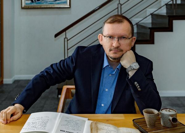 Михаил Дроздов, председатель Всемирного координационного совета соотечественников в Китае. Родился 26 января 1971 г. во Владивостоке. В 1993 г. окончил юридический факультет Дальневосточного государственного университета. Стажировался в Даляньском университете иностранных языков (1991) и шанхайском университете Фудань (1996–1998). В 1993–1996 гг. преподавал право во ВГУЭС, работал сотрудником Института истории, археологии и этнографии народов Дальнего Востока при ДВО РАН. В 2000 г. создал в Шанхае компанию Mars Consulting Ltd, которая позднее вошла в ГК «Окно в Китай» (China Window Consulting Group). С 1998 г. председатель Русского клуба в Шанхае, с 2007 г. — руководитель Координационного совета соотечественников в Китае. Семейное положение: женат, трое детей. Фото: предоставил М. Дроздов |  «Религия в Китае — это юань»