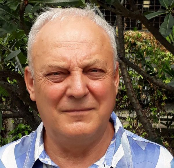Виктор Зозуля, экс-руководитель приморского филиала ОАО «Амурская ЭРА». Родился в 1949 г. в Одесской области УССР. В 1971 г. окончил Одесский политехнический институт по специальности «радиоинженер-конструктор». В 1971–1977 гг. — бригадир на кишиневском заводе «Сигнал», 1977–1981 гг. — инженер на СКТБ «Бриг», в 1981–2011 гг. работал в филиале ОАО «Амурская ЭРА» в г. Большой Камень. С 1989 г. — учредитель и руководитель ряда коммерческих структур. Фото: предоставил В. Зозуля |  «Здесь всем управляют олигархи»