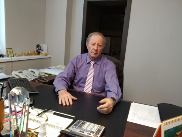 Евгений Леонов, председатель совета директоров ПАО «Завод «Варяг», директор по эксплуатации и техническому перевооружению. Родился в 1942 г. во Владивостоке, учился в с/ш № 9 г. Арсеньева, в 1966 г. окончил механический факультет ДВПИ по специальности «гироскопические приборы и устройства». Работал мастером участка на заводе «Радиоприбор» — 1966 г., на «Дальприборе» — 1967–1983 гг., начал в должности конструктора, закончил секретарем организации КПСС на предприятии. На заводе «Варяг» с 1983 г.: сначала заместителем директора по производству, в 1987–2017 гг. — генеральный директор. В 1993 г. — вице-губернатор Приморского края. Женат, есть сын и дочь. Фото: К. Сергеев |  «Сейчас все в бизнесе, в том числе государство»
