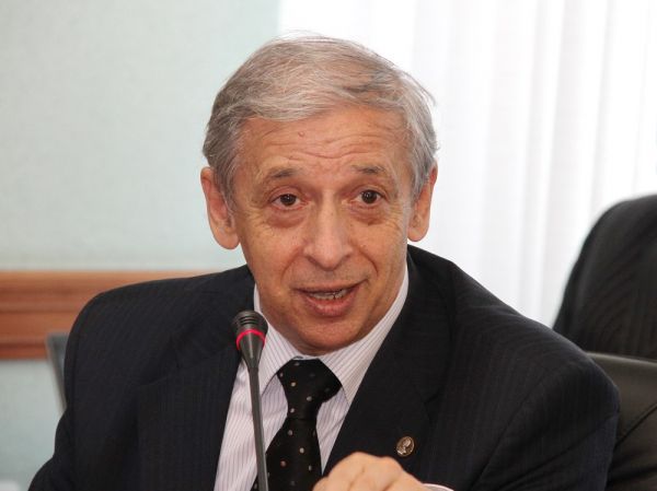 Павел Минакир, доктор экономических наук, профессор, академик РАН. Родился 2 декабря 1947 г. в Симферополе. Окончил экономический факультет МГУ в 1972 г. Директор-организатор Института комплексного анализа региональных проблем ДВО АН СССР (1989–1991), первый заместитель главы администрации Хабаровского края (1991–1992). С 1998 г. — действительный член Международной академии регионального развития и сотрудничества. Директор Института экономических исследований ДВО РАН (1991–2016), научный руководитель института (с 2017 г.). Фото: пресс-служба ЗС ПК |  «Публику любят стращать разными формами апокалипсиса»