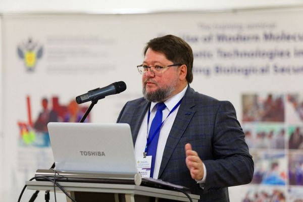 Михаил Щелканов, ученый-вирусолог, доктор биологических наук, профессор. Родился 25 января 1969 г. в Свердловске, 1987–1989 гг. — служба в СА. В 1995 г. окончил с отличием Московский физико-технический институт (факультет физико-химической биологии, кафедра молекулярной биофизики). В 1992–2014 гг. — сотрудник НИИ вирусологии имени Д. И. Ивановского РАМН, завершил работу здесь в должности заведующего лабораторией экологии вирусов. В 2014–2015 гг. — профессор кафедры микробиологии и вирусологии, заместитель проректора по научной работе Тихоокеанского государственного медицинского университета. С 2015 г. — заведующий лабораторией экологии микроорганизмов Школы биомедицины ДВФУ, с 2016-го — заведующий лабораторией вирусологии Федерального научного центра биоразнообразия наземной биоты Восточной Азии ДВО РАН, ведущий научный сотрудник лаборатории морских млекопитающих Национального научного центра морской биологии имени А. В. Жирмунского ДВО РАН, с 2017-го — руководитель Международного научно-образовательного центра биологической безопасности на базе лаборатории экологии микроорганизмов Школы биомедицины ДВФУ. ФОТО: предоставил М. Щелканов |  «Надо готовиться к угрозам, которые еще ужаснее»
