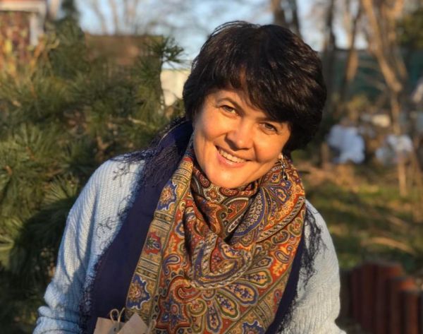 Елена Андреева, индивидуальный предприниматель. Родилась в Лесозаводске в 1975 г., училась в школе № 1. Окончила Владивостокский метеорологический техникум в 1994 г., получила специальное флористическое международное образование в 1998 г. Директор цветочного магазина в 1999–2006 г., с 2007 г. — индивидуальный предприниматель. Замужем, двое детей. Фото: предоставила Е. Андреева |  «Коронавирус дал возможность осваивать «дальневосточные гектары»