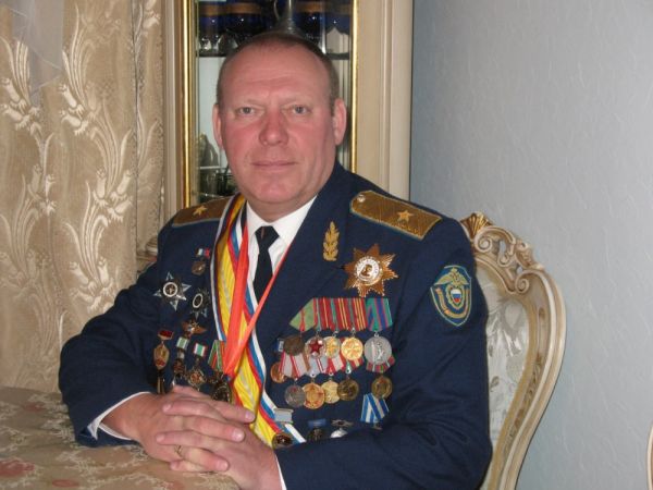 Николай Авдеенко, генерал-майор авиации ФСБ, председатель Совета Белорусской национально-культурной автономии (БНКА) «Белорусы Владивостока». Родился в 1947 г. в Могилевской области БССР, деревня Малое Бушково. В 1965 г. окончил одиннадцатилетку в селе Сухари, в 1969 г. - Черниговское авиационное училище. Проходил службу в авиационных частях за рубежом и в СССР, в 1988-1992 гг. - первый заместитель члена Военного совета 15-й воздушной армии, с апреля 1995 г. - командующий авиацией Тихоокеанского пограничного округа. Заслуженный военный летчик РФ, летчик-снайпер, ветеран боевых действий. Фото: предоставил Н. Авдеенко |  «Ох, Лукашенко сколько правит. А Сталин, ужас, 29 лет был у власти»