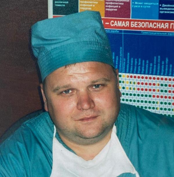 Константин Модин, врач-хирург высшей категории, врач-колопроктолог высшей категории, кандидат медицинских наук. Родился 23 декабря 1972 г. в Артеме в семье учителей. В 1980–1988 гг. обучался в средней школе № 25 г. Артема, в июле 1988 г. поступил в Уссурийское суворовское военное училище, которое окончил в 1990 г. с красным дипломом. В июле 1990 г. по распределению прибыл в Военно-медицинскую академию им. С. М. Кирова г. Ленинграда и после успешной сдачи вступительных экзаменов был зачислен курсантом вышеназванного учебного учреждения на специальность «лечебное дело». 1996–1997 гг. — интернатура по хирургии при Военно-медицинской академии. В 1997 г. распределен в полк связи авиации ТОФ г. Владивостока начальником медицинского пункта полка на десять коек. Через три месяца назначен начальником медицинской службы полка. В 2000 г. поступил в клиническую ординатуру по специальности «хирургия» на кафедру ХУВ-2 при Военно-медицинской академии. В 2003 г. окончил клиническую ординатуру, защитил кандидатскую диссертацию с присвоением ученой степени кандидата медицинских наук. В 2003 г. распределен в Главный госпиталь ТОФ на должность начальника 20-го хирургического отделения. С 2003 г. по 2009 г. — начальник 20-го хирургического отделения. С декабря 2009 г. — главный хирург Тихоокеанского флота. В конце 2011 г. должность главного хирурга Тихоокеанского флота сокращена Министерством обороны РФ в связи с реформированием Вооруженных сил России. С 3 января 2012 г. — пенсионер Министерства обороны. С 30 ноября 2012 г. главврач — врач-колопроктолог, хирург клиники «Пятая точка», г. Артем. ФОТО: предоставил К. Модин |  «В хирургии нет мелочей»