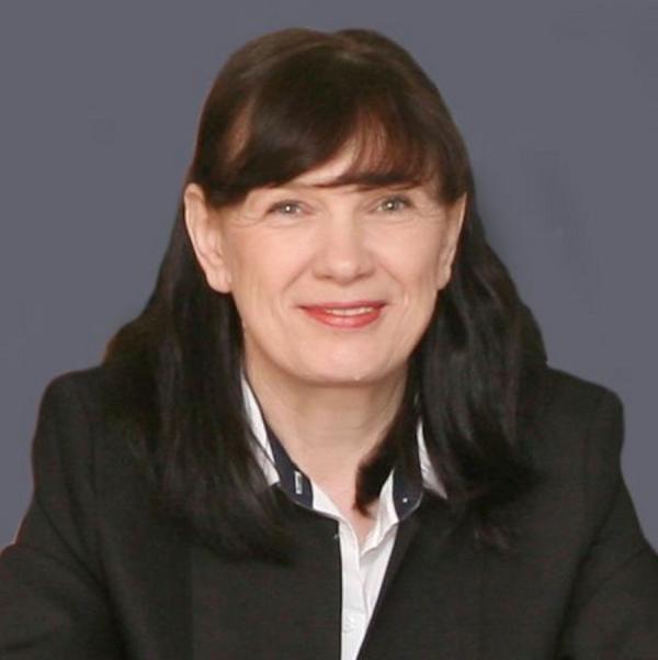 Галина Ткаченко, директор компании «Центр независимых налоговых экспертиз». Родилась на Украине в Луганской области, окончила Ленинградский технологический институт. Затем получила образование по специальности «Финансы и кредит» в ДВГУ, в 2019 г. получила диплом бакалавра по юриспуденции в Национальном институте бизнеса в г. Москве. В 1993 г. начала работать в налоговой инспекции г. Фокино, в 1997 г. была назначена на должность начальника отдела налогообложения физических лиц в Налоговой инспекции Приморского края (сейчас — Управление Федеральной налоговой службы по Приморскому краю). С 2000 г. уволилась из налоговых органов и занимается защитой интересов налогоплательщиков. Долгое время руководила НП «Дальневосточная палата налоговых консультантов». ФОТО: предоставила Г. Ткаченко |  «Банковские карты уже находятся под контролем налоговиков»