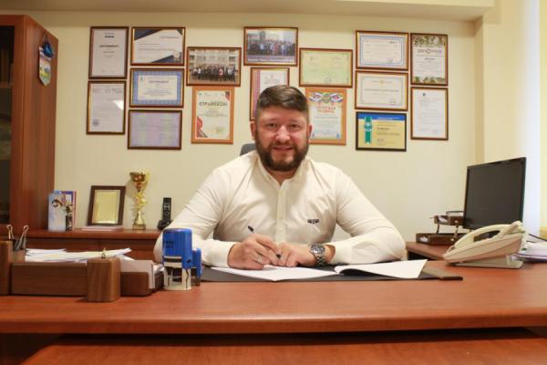 Михаил Захаров, директор санатория им. 50-летия Октября Банка России. Родился в подмосковном старинном городе Клин. После окончания школы поступил и окончил Российскую международную академию туризма, факультет гостеприимства, менеджмента организации. Параллельно работал в кузнице. Позже устроился в туристическую компанию, прошел стажировку в Турции. По профессии начал работать в службе приема и размещения в московском отеле. Дорос до заместителя руководителя, перешел в другой отель на должность руководителя службы приема и размещения. Далее трудоустроился в Крыму менеджером по организации корпоративных мероприятий. Потом по линейке Центрального банка Российской Федерации проработал на должностях замдиректора и директора в двух пансионатах, расположенных в Московской и Псковской областях. Санаторий им. 50-летия Октября Банка России возглавляет с 12 октября 2020 г. ФОТО: предоставил М. Захаров |  «В санатории можно не только лечиться, но и отдыхать»