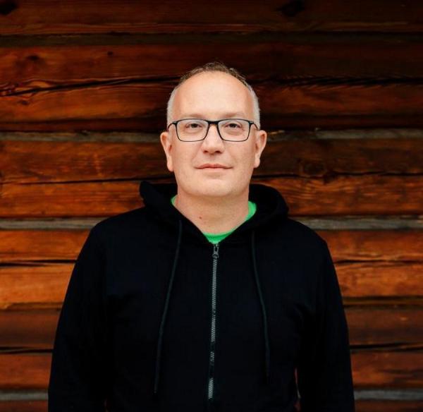 Александр Ушачев, ветеринарный врач, директор и ведущий специалист сети ветеринарных клиник «Альфа-Вет» в Республике Беларусь.  Окончил Витебскую ветеринарную академию (1997 г.) и двухгодичную школу ветеринарной дерматологии Светланы Беловой (2014 г.). Специализация: дерматология, терапия, хирургия.  Свою трудовую деятельность начал в колхозе «Маяк» Могилевского района, где работал с 1997 по 1999 г. ветеринарным врачом. С 1999 по 2001 г. работал ветеринарным врачом-эпизоотологом в Могилевской областной ветеринарной лаборатории. Далее: с 2001 по 2003 г. — учеба в аспирантуре БелНИИЭВ, с 2003 по 2005 г. — ветеринарный консультант компании «Марс», с 2003 по 2005 г. — ветеринарный консультант компании «Роял Канин», с 2005 по 2008 г. — ветеринарный консультант ТЧУП «Дайнат-ЮК». С 2008 г. работает в клинике «Альфа-Вет».  Начиная с 2013 г. и по настоящее время углубленно занимается вопросами ветеринарной дерматологии, ведет дерматологический прием. Медалист Московского ветеринарного конгресса. ФОТО: предоставил А. Ушачев |  «60% наших пациентов – это йорки»