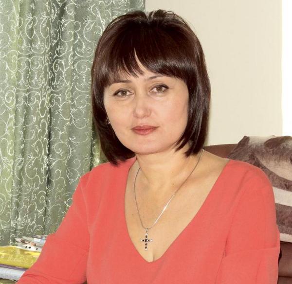Александра Павкина, генеральный директор Лесозаводского Промкомбината («Лесозаводский промкомбинат — Пошив»). Родилась в Туркменистане. Окончила Туркменский государственный педагогический институт языков и литературы им. Д. Азади. Работала в Ашхабаде в русской школе. В период обострения российско-туркменских отношений переехала в Мордовию, затем в Приморский край. Работала учителем в Лесозаводске. В 2000 г. ушла в торговую сферу — специализировалась на знаменитом «артемовском трикотаже». В 2014 г. возглавила Лесозаводский Промкомбинат. Является председателем общественного совета федерального проекта «Выбирай свое», попечительского Совета лесозаводского социально-реабилитационного центра для несовершеннолетних «Жемчужинка», общероссийской организации «Красный крест» в Лесозаводском городском округе. Активист ВООВ «Боевое Братство». Мама четверых детей. ФОТО: предоставила А. Павкина |  «Одна я, по большому счету, ничего в этой жизни не стою»