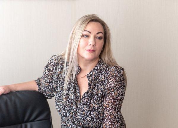 Ванда Комарницкая, директор МБУК «Центр современного искусства «Артэтаж». Окончила Владивостокское музыкальное училище по специальности «скрипка» и Дальневосточную государственную академию искусств. Дополнительное образование: «Государственное муниципальное управление»; «Медиация и конфликтология». Лауреат всероссийских и краевых музыкальных конкурсов. Одна из самых известных скрипачек Владивостока. Карьеру в бюджетной сфере начинала в должности завуча и директора — с 2015 г. руководила МБУДО «Детская школа искусств № 7 г. Владивостока». 24 ноября 2022 г. официально заняла должность директора Центра современного искусства «Артэтаж». ФОТО: предоставила В. Комарницкая |  «Мое творчество продавало себя само»