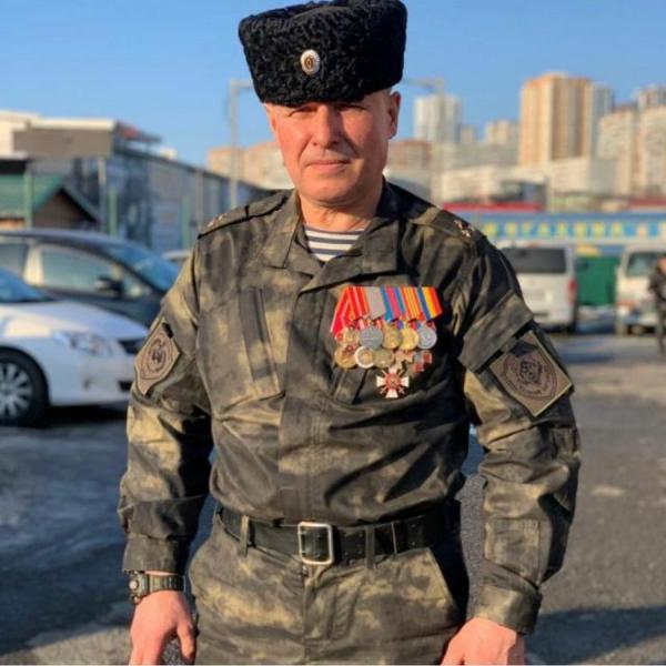 Александр Мамошин, командир батальона «Степь» ДНР, генерал казачьего «ополчения», член Союза добровольцев Донбасса, участник боевых действий в Донецкой области с 2014 г. Экс-депутат Законодательного собрания Приморского края, полковник Уссурийского казачьего войска. Выпускник Орловской школы милиции, окончил филиал юридического института Министерства внутренних дел в г. Владивостоке. С 1981 по 1992 г. служил в органах внутренних дел, последняя должность — командир роты специального назначения. С 1993 г. — частный предприниматель, председатель совета директоров ООО «Эскорт-2», руководил легендарным ночным клубом во Владивостоке «Стелс». Состоял в партиях «Единая Россия», «Родина», «Справедливая Россия», «Свобода и народовластие». |  «Нужно прозреть и понять, что мы находимся в волчьем мире»