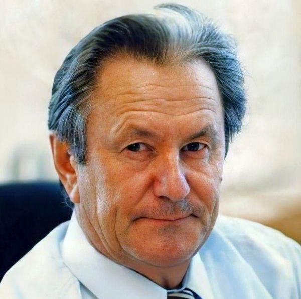 Анатолий Васянович, доктор технических наук, кандидат экономических наук, профессор, член пяти академий, в том числе трех международных. Имеет 94 научные работы, в том числе три патента на изобретение. Является членом Союза писателей России, издал более 20 технических и художественных книг. Первый чемпион края по бадминтону. Избирался в Приморье депутатом трех поселковых, а также Черниговского, Октябрьского, Михайловского райсоветов, Уссурийского горсовета и дважды Приморского крайсовета народных депутатов. Народный депутат Российской Федерации. Своеобразный депутатский рекордсмен. С 1994 по 2003 г. руководил предприятием «Приморскуголь». ФОТО: предоставил А. Васянович |  «Чекисты – это лучшая категория людей»