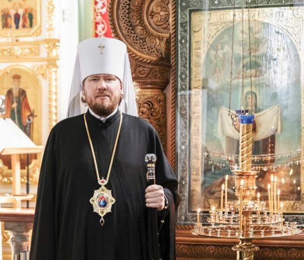 Владимир, митрополит Владивостокский и Приморский (Самохин Михаил Викторович). Родился 18 ноября 1979 г. в семье служащих в г. Скопине Рязанской обл. Образование: 1999 г. — Калужская духовная семинария. 2003 г. — Санкт-Петербургская духовная академия. 2010 г. — Московская академия государственного и муниципального управления. В Рязанской духовной семинарии прошел путь от преподавателя до проректора. В 2011 г. решением Священного Синода избран епископом Скопинским и Шацким. В 2014 г. назначен главой Забайкальской митрополии. 1 февраля 2015 г. Святейшим Патриархом Кириллом возведен в сан митрополита. В 2016 г. возглавил Приамурскую митрополию. В 2018 г. решением Священного Синода назначен Преосвященным Владивостокским и Приморским, главой Приморской митрополии. |  «Страна проходит непростой период своего бытия»