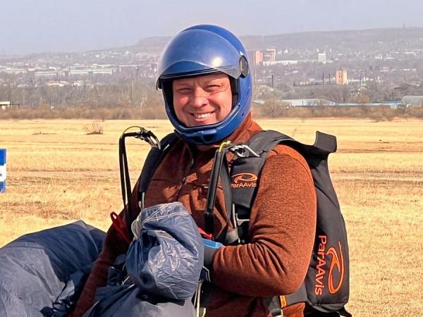 Максим Резников, президент общественной организации «Федерация парашютного спорта «ФАВОРИТ-У» Уссурийского городского округа. Родился в Уссурийске, в семье военного. Проходил срочную службу в войсках спецназа. Окончил институт МВД России Хабаровска. Занимается парашютным спортом с 14 лет, на его счету — 2150 прыжков. В 2018 г. стал одним из основателей Федерации парашютного спорта в Уссурийске под эгидой Федерации парашютного спорта Приморского края. Выступает на соревнованиях разного уровня за приморскую команду по парашютному спорту. В настоящий момент готовится к чемпионату России. Фото: предоставил М. Резников. |  «Парашютный спорт очень сильно меняет людей»
