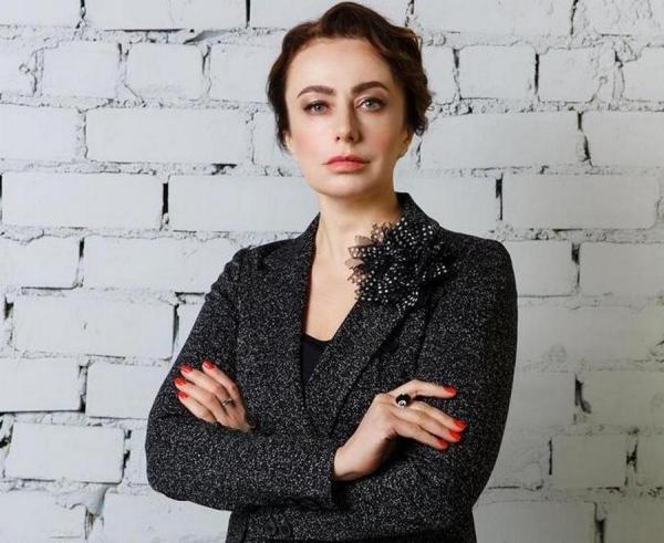Екатерина Елисеева, доктор медицинских наук, профессор, заведующая кафедрой общей и клинической фармакологии ФГБОУ ВО ТГМУ Минздрава России, главный внештатный клинический фармаколог Дальневосточного федерального округа. В период 2013–2018 гг. работала в должности заместителя директора департамента здравоохранения Приморского края — начальником отдела фармакоэкономического анализа и лекарственного обеспечения. Победитель X Всероссийского конкурса «Лучший врач года» в номинации «Врач — клинический фармаколог» и победитель Всероссийского конкурса «Золотые Имена Высшей Школы» в категории «За достижения в просветительской деятельности». Отличник здравоохранения. Лауреат национальной общественной премии «Синяя птица» и литературной премии в области медицины «Здравомыслие» в номинации «Лучшая идея книги». Лауреат общенациональной премии Российского профессорского собрания «Профессор года» по Дальневосточному федеральному округу. Автор более 450 научных работ. Научный руководитель и консультант 19 диссертаций на соискание ученой степени кандидата медицинских наук и трех — доктора медицинских наук. ФОТО: предоставила Е. Елисеева |  «Это может привести к снижению качества оказания медицинской помощи»