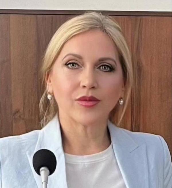 Лилиана Воронова, заведующая кафедрой русского языка как иностранного Восточного института, директор Регионального центра тестирования по русскому языку как иностранному Дальневосточного федерального университета, член Совета при Президенте Российской Федерации по реализации государственной политики в сфере поддержки русского языка и языков народов Российской Федерации, член правления Ассоциации преподавателей русского языка и литературы (РОПРЯЛ), кандидат педагогических наук, доцент, автор более 90 научных и учебно-методических работ. ФОТО: предоставила Л. Воронова |  «Чем глубже иностранцы погружаются в русский язык, тем больше возникает вопросов»