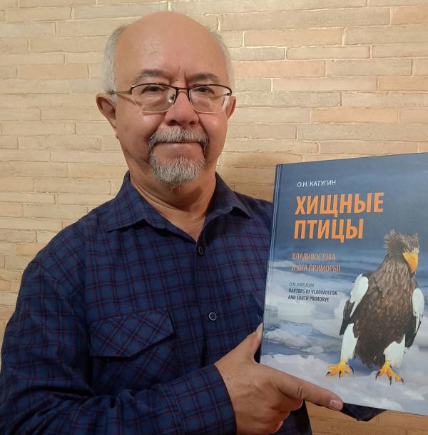 Олег Катугин, фотограф, зоолог. Родился в 1962 г. в Петрозаводске, в 1979 г. окончил школу № 1 в Пятигорске. В 1984 г. окончил биофак МГУ, кафедру зоологии беспозвоночных. С 1984 г. по настоящее время работает в Тихоокеанском филиале ГНЦ РФ ФГБНУ «ВНИРО» («ТИНРО»), заместитель начальника отдела. Фото предоставлено О. Катугиным |  «Над Владивостоком круглый год кружат хищники»