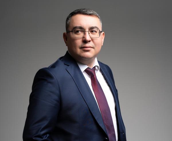 Александр Корнев, руководитель Управления Росреестра по Приморскому краю. Родился в Забайкалье, окончил Забайкальский государственный гуманитарно-педагогический университет имени Н.Г. Чернышевского. Трудовую деятельность начал в 2006 г. в Федерации профсоюзов Читинской области. В системе Росреестра работает с 2010 г., прошел путь от специалиста до руководителя Управления Росреестра по Забайкальскому краю. В течение пяти лет возглавлял филиал ФГБУ «ФКП Росреестра» в Забайкалье. Имеет классный чин государственного советника РФ 2-го класса. Фото предоставил А. Корнев |  «Росреестр смотрит туда, куда положено»