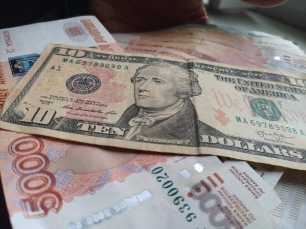 Россиянам объяснили, почему рубль ждет девальвация