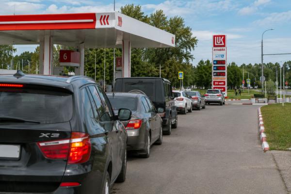 Почему стоящим в очереди за бензином на АЗС могут аннулировать права