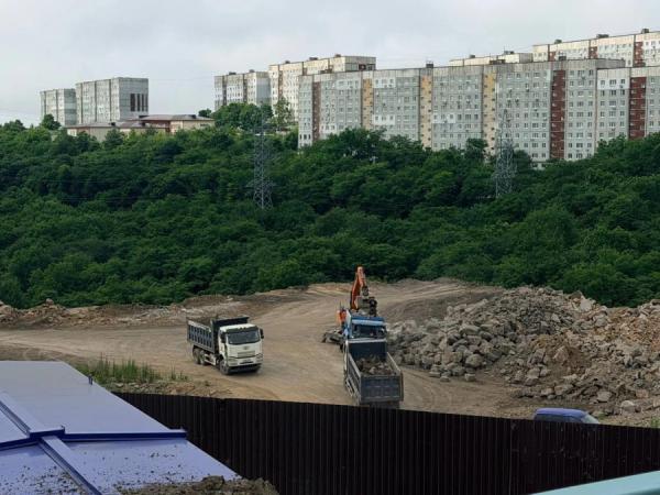 Фото: KONKURENT |  Началось расширение дороги в районе ЖК «Южный» во Владивостоке
