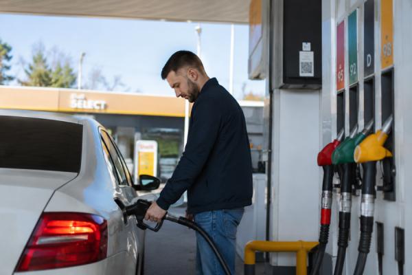 Бензин продают только по госномерам: зачем АЗС вводят новые ограничения