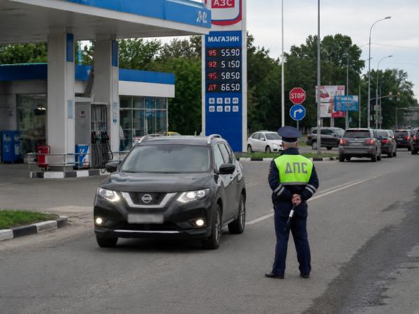 ГАИ стала поджидать водителей на выезде с АЗС: в чем дело